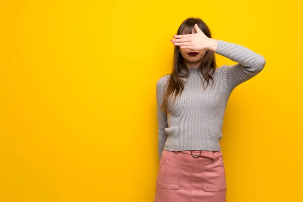 Frau Mit Brille Über Gelber Wand Die Die Augen Mit — Stockfoto