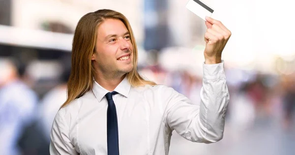 Empresário Loiro Com Cabelos Longos Segurando Cartão Crédito Pensando Livre — Fotografia de Stock