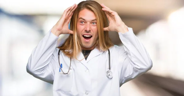 Läkare Man Med Överraskning Och Chockade Ansiktsuttryck Sjukhus — Stockfoto