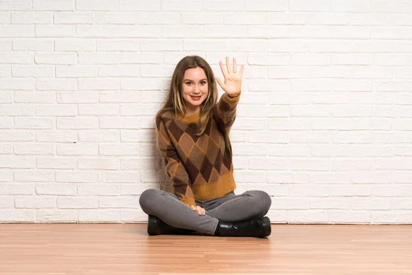 Teenager Dívka Sedí Podlaze Počítání Pět Prsty — Stock fotografie