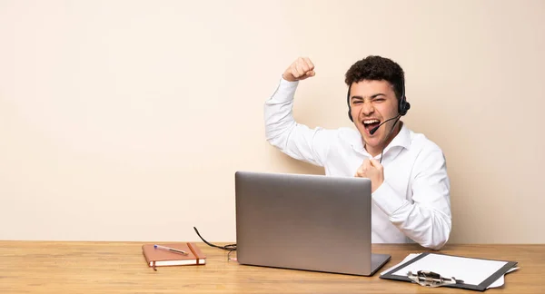 Hombre Telemarketer Celebrando Una Victoria —  Fotos de Stock