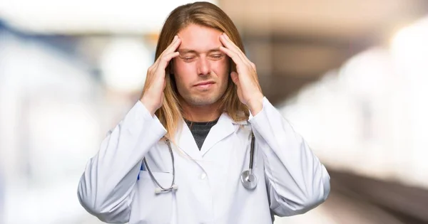 Dottore Uomo Infelice Frustrato Con Qualcosa Ospedale — Foto Stock