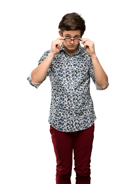 Homme Adolescent Avec Chemise Fleurs Lunettes Avec Lunettes Surpris Sur — Photo