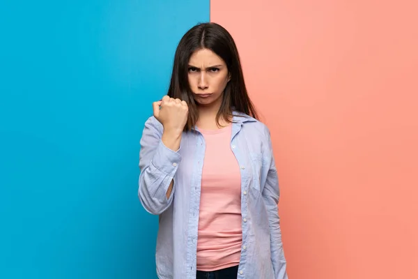 Junge Frau Mit Wütender Geste Über Rosa Und Blaue Wand — Stockfoto
