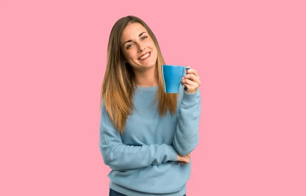 Mulher Loira Com Camisa Azul Segurando Uma Xícara Quente Café — Fotografia de Stock