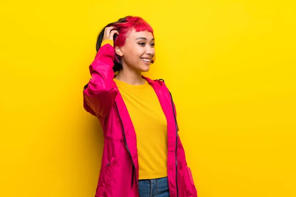 Mujer Joven Con Pelo Rosa Sobre Pared Amarilla Pensando Una — Foto de Stock