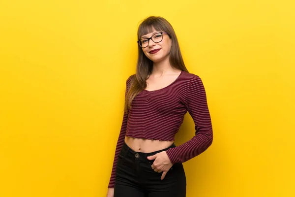 Mujer Con Gafas Sobre Pared Amarilla Riendo Mirando Frente —  Fotos de Stock