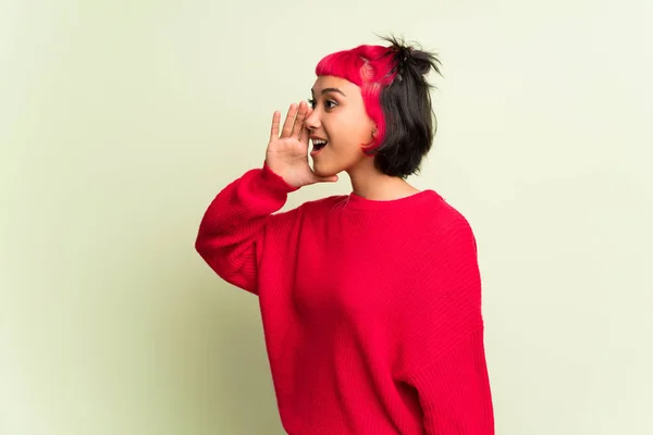 Jonge Vrouw Met Rode Trui Schreeuwen Met Mond Wijd Open — Stockfoto