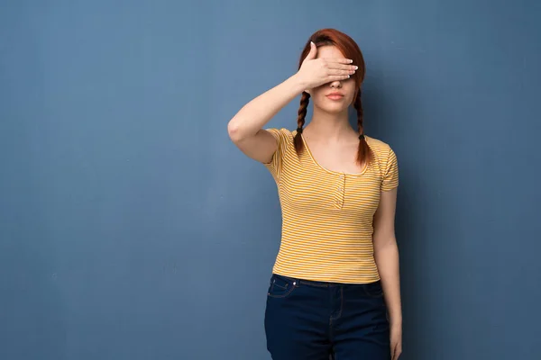 Joven Pelirroja Sobre Fondo Azul Cubriendo Los Ojos Con Las — Foto de Stock