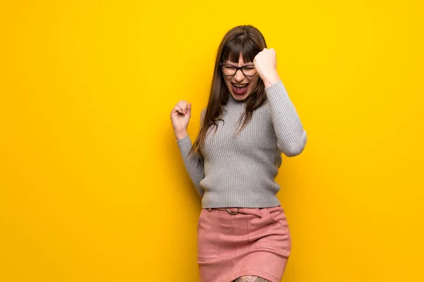 Mulher Com Óculos Sobre Parede Amarela Celebrando Uma Vitória — Fotografia de Stock