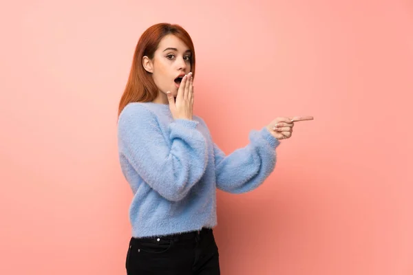 Jovem Ruiva Sobre Fundo Rosa Apontando Dedo Para Lado Com — Fotografia de Stock