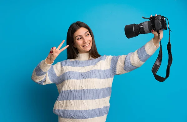 Giovane Donna Sopra Muro Blu Che Tiene Una Macchina Fotografica — Foto Stock