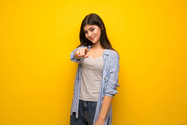 Teenager Mädchen Über Gelber Wand Zeigt Mit Selbstbewusstem Gesichtsausdruck Auf — Stockfoto