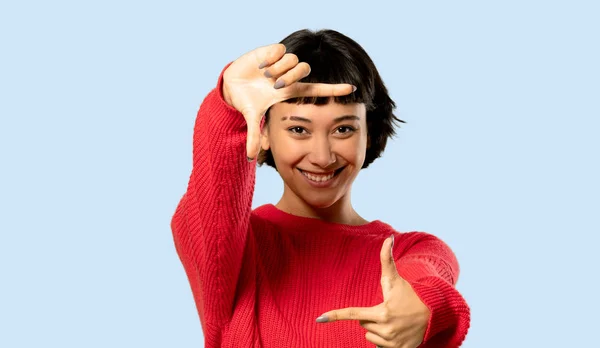 Chica Pelo Corto Con Suéter Rojo Enfocando Cara Símbolo Encuadre — Foto de Stock