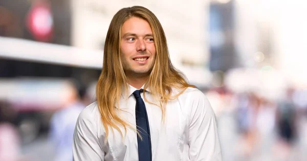 Homme Affaires Blond Aux Cheveux Longs Est Peu Nerveux Effrayé — Photo