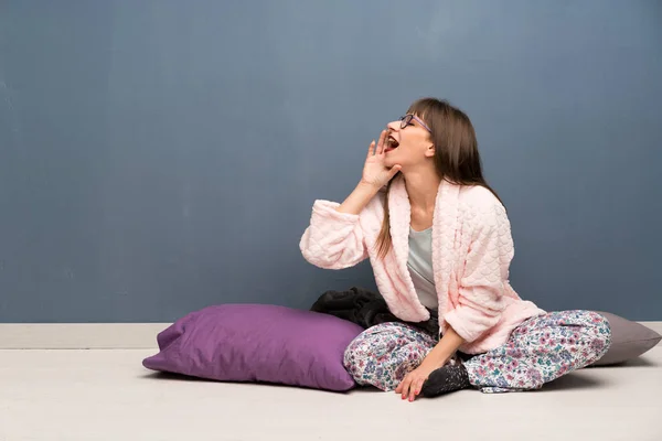 Woman Pajamas Floor Shouting Mouth Wide Open Lateral — Stock Photo, Image