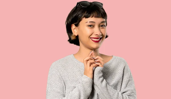 Mujer Joven Con Pelo Corto Maquinando Algo Sobre Fondo Rosa — Foto de Stock