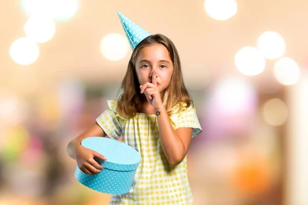 Menina Uma Festa Aniversário Segurando Presente Mostrando Sinal Fechar Boca — Fotografia de Stock