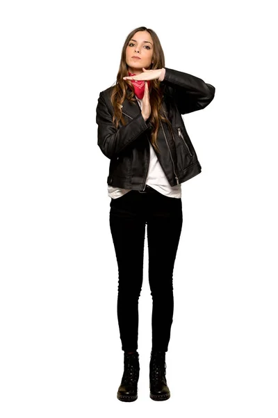 Полнометражный Снимок Молодой Женщины Кожаной Куртке Делающей Жест Остановки Рукой — стоковое фото