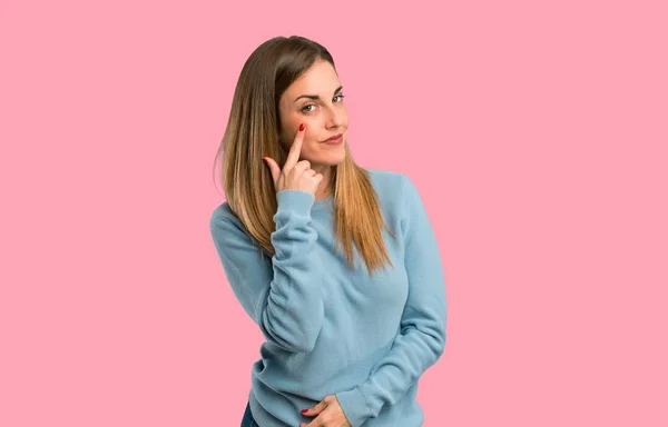 Blonde Frau Mit Blauem Hemd Blickt Nach Vorne Auf Isoliertem — Stockfoto