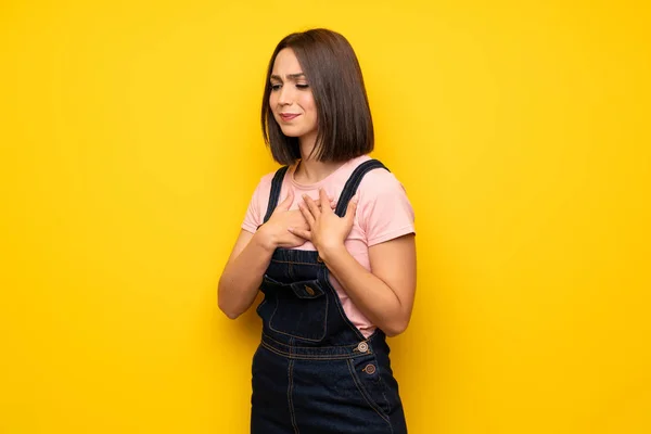 Mujer Joven Sobre Pared Amarilla Que Tiene Dolor Corazón —  Fotos de Stock