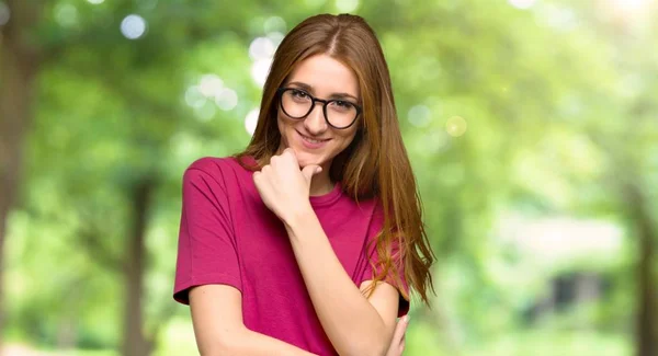 Unga Rödhårig Tjej Med Glasögon Och Leende Parken — Stockfoto