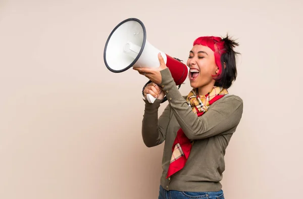 Jonge Vrouw Met Roze Haren Gele Muur Schreeuwen Door Een — Stockfoto