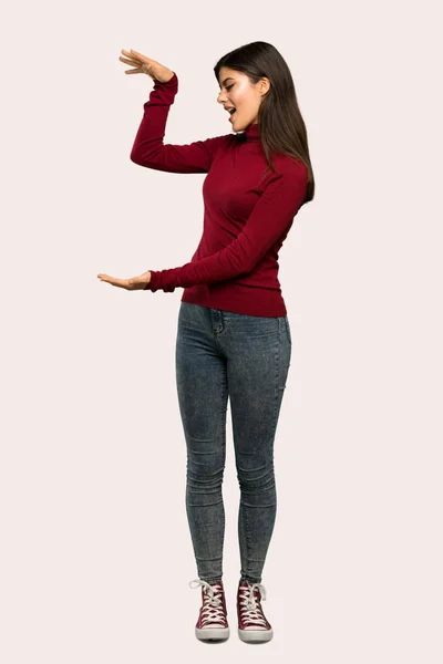 Uma Foto Completa Uma Adolescente Com Gola Alta Segurando Espaço — Fotografia de Stock