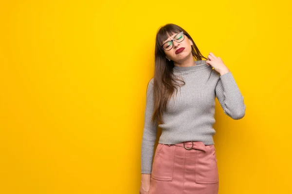 Kobieta Okularach Żółty Ścianę Wyrażenie Zmęczony Chory — Zdjęcie stockowe