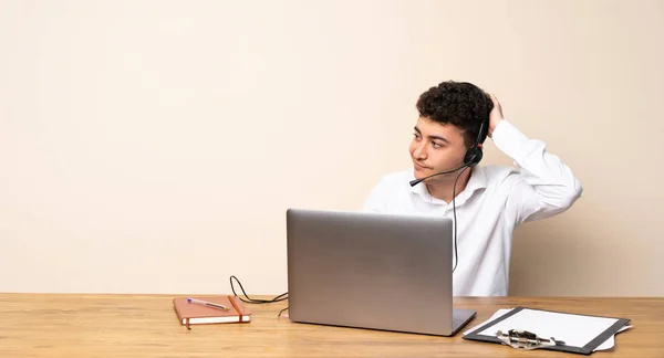 Telemarketer Man Having Doubts While Scratching Head — Stock Photo, Image