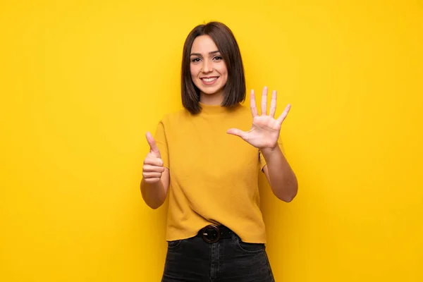 Mujer Joven Sobre Pared Amarilla Contando Seis Con Los Dedos —  Fotos de Stock