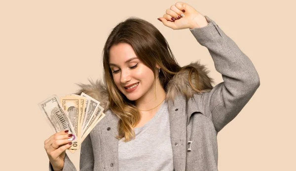 Dospívající Dívka Kabátem Hodně Peněz Izolované Žluté Pozadí — Stock fotografie