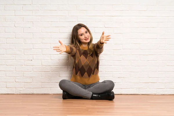 Teenager Mädchen Sitzt Auf Dem Boden Präsentiert Und Einlädt Mit — Stockfoto