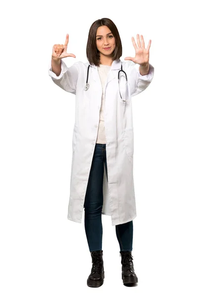Una Toma Cuerpo Entero Una Joven Doctora Contando Siete Dedos — Foto de Stock