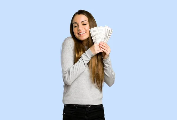 Νεαρό Κορίτσι Παίρνει Πολλά Χρήματα Μπλε Φόντο — Φωτογραφία Αρχείου