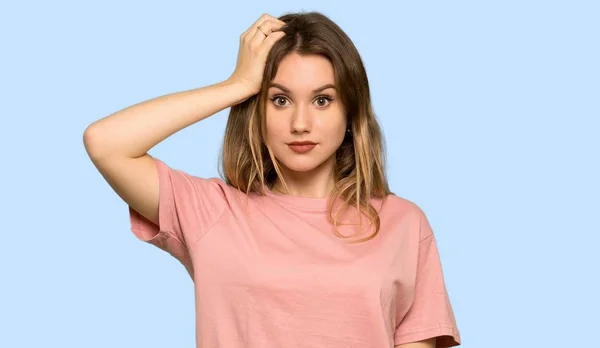 Nastolatek Dziewczyna Różowy Sweterek Wyrazem Frustracji Nie Rozumiejąc Białym Tle — Zdjęcie stockowe