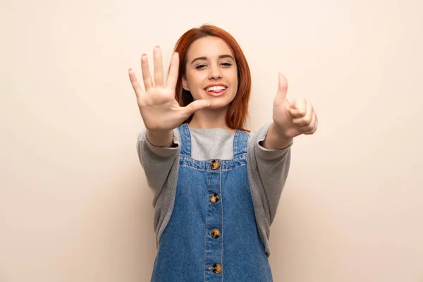 Giovane Rossa Donna Sfondo Isolato Contando Sei Con Dita — Foto Stock