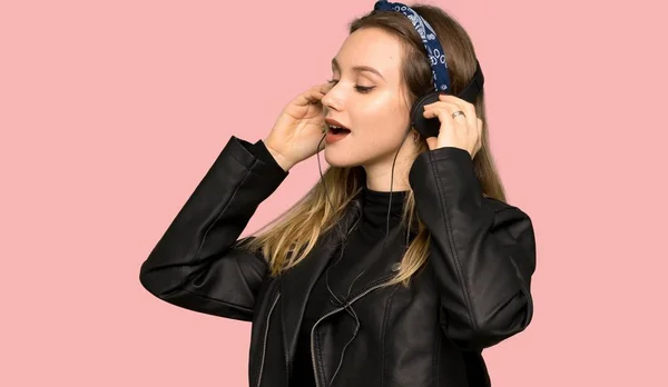 Teenager Mädchen Mit Lederjacke Hört Musik Mit Kopfhörern Auf Isoliertem — Stockfoto
