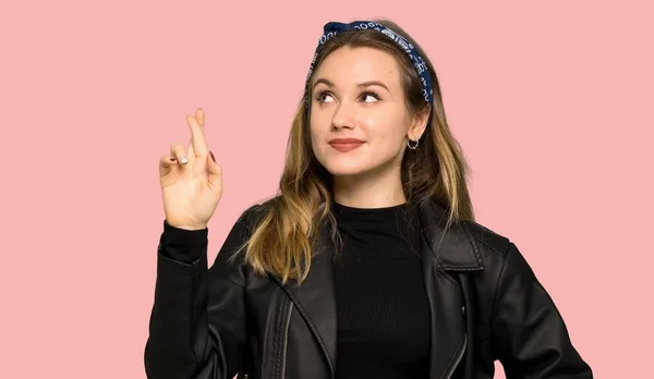 Tinédzser Lány Ujjaival Elszigetelt Rózsaszín Háttér Akik Legjobb Bőrdzseki — Stock Fotó