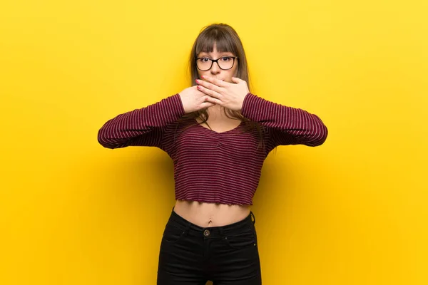 Vrouw Met Bril Gele Wandbekleding Mond Met Handen Zeg Iets — Stockfoto