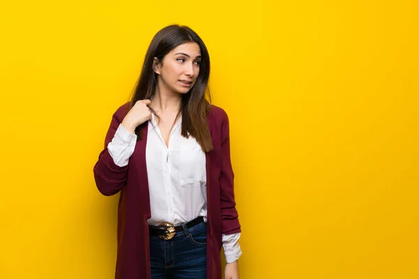 Junge Frau Über Gelbe Wand Mit Müdem Und Krankem Gesichtsausdruck — Stockfoto