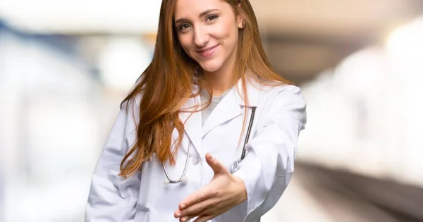 红发医生女子握手 在医院达成一笔好交易 — 图库照片