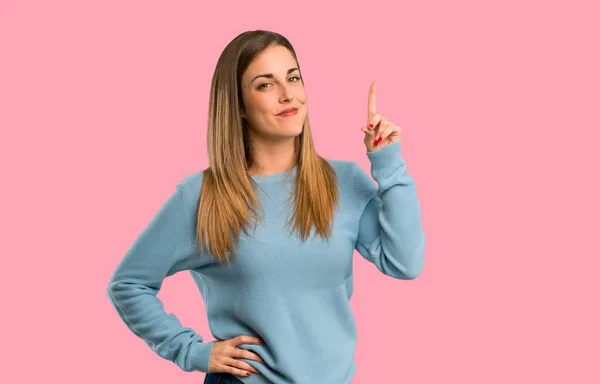 Блондинка Синей Рубашке Показывает Поднимает Палец Знак Лучшего Изолированном Розовом — стоковое фото