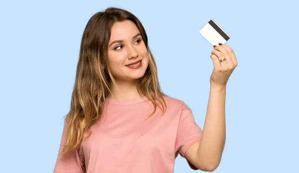 Έφηβο Κορίτσι Ροζ Πουλόβερ Κρατώντας Μια Πιστωτική Κάρτα Και Σκέψη — Φωτογραφία Αρχείου