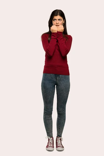 Полнометражный Снимок Девочки Подростка Водолазкой Нервничающей Напуганной Кладущей Руки Рот — стоковое фото