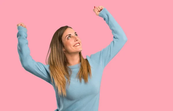 Mujer Rubia Con Camisa Azul Celebrando Una Victoria Posición Ganadora — Foto de Stock