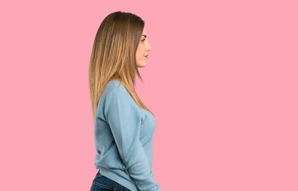 Blonde Frau Mit Blauem Hemd Seitenlage Auf Isoliertem Rosa Hintergrund — Stockfoto