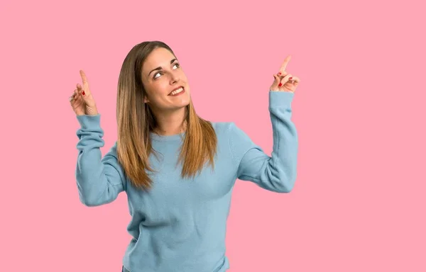 Mujer Rubia Con Camisa Azul Señalando Con Dedo Índice Una — Foto de Stock