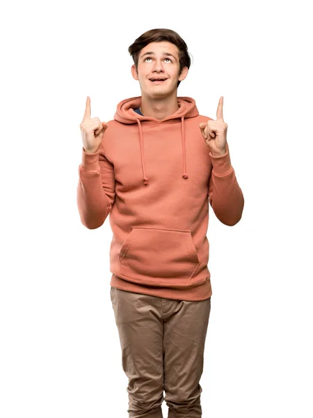 Tonåringen Man Med Sweatshirt Pekar Upp Och Förvånad Över Isolerade — Stockfoto