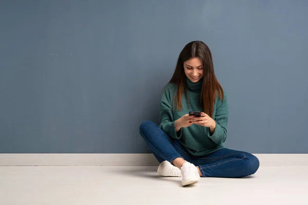 Mujer Joven Sentada Suelo Enviando Mensaje Con Móvil — Foto de Stock